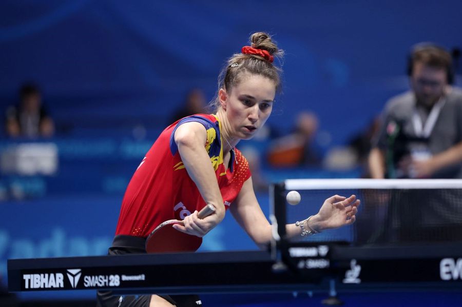 Andreea Dragoman în acțiune Foto: ETTU Reprezentativa feminină a României, calificată cu emoții în „sferturi” la Campionatul European pe echipe, 3-2 cu Serbia, cea masculină, categoric, 3-0, cu aceeași adversară