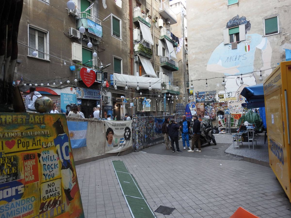 Haos în Italia! Muralul lui Diego Maradona a fost acoperit cu o pânză albă » De ce protestează localnicii