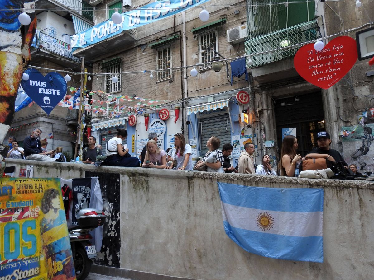 Proteste la muralul lui Maradona