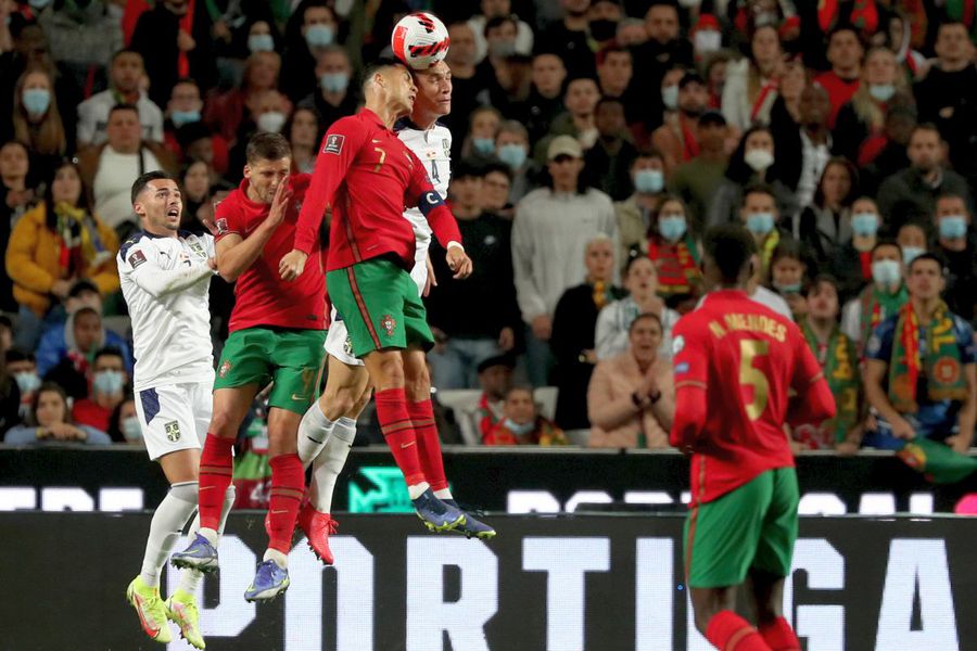 Fază elocventă din Portugalia - Serbia 1-2: doi lusitani (Dias și Ronaldo), redutabili în jocul aerian, sunt dominați de uriașul Milenkovici (1,95 metri). Foto: Imago Noi nu mai practicăm acest sport numit fotbal