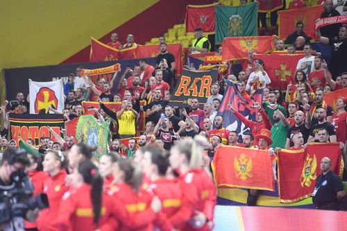 România a fost învinsă de Muntenegru, scor 34-35, în grupa principală II a Campionatului European de handbal feminin și a rămas fără nicio șansă la calificarea în semifinale. Un fan al Muntenegrului a șocat la Skopje: fuma în tribune!