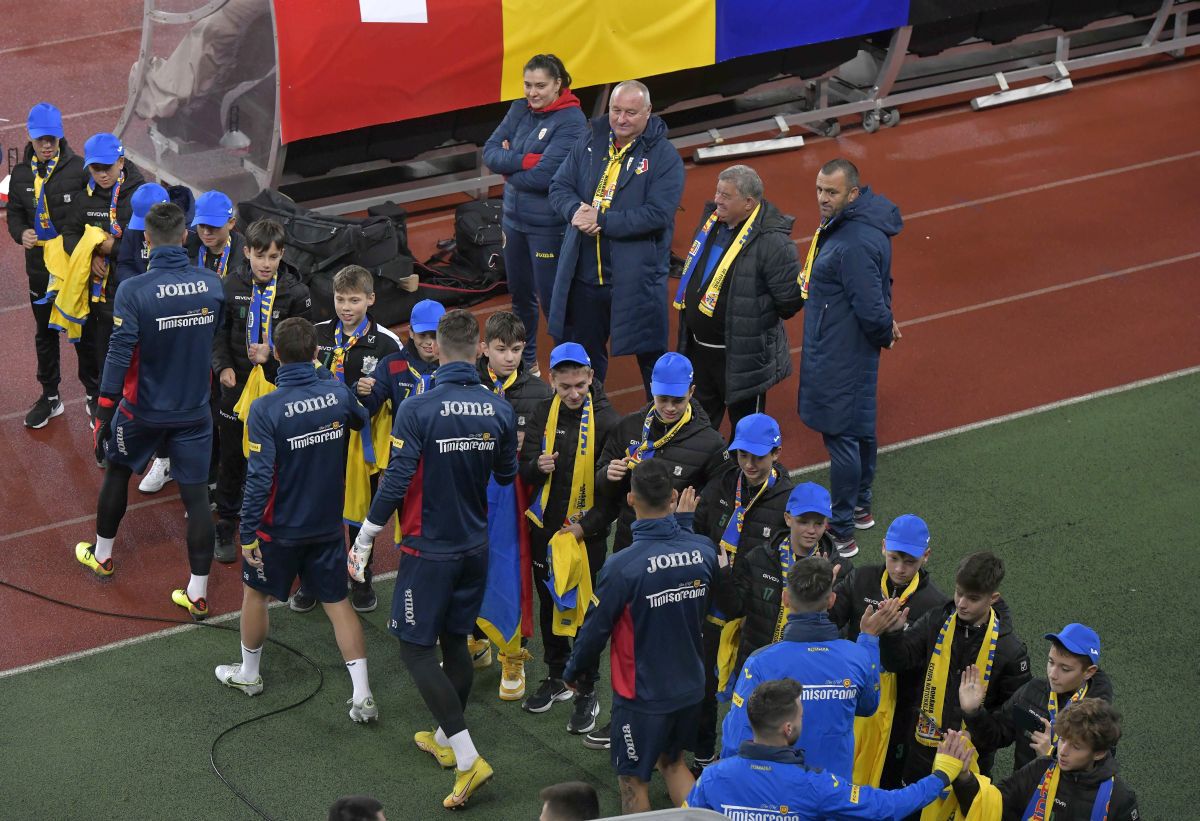 Prezență-surpriză la antrenamentul naționalei » „Tricolorii” s-au pregătit înainte de meciul Slovenia