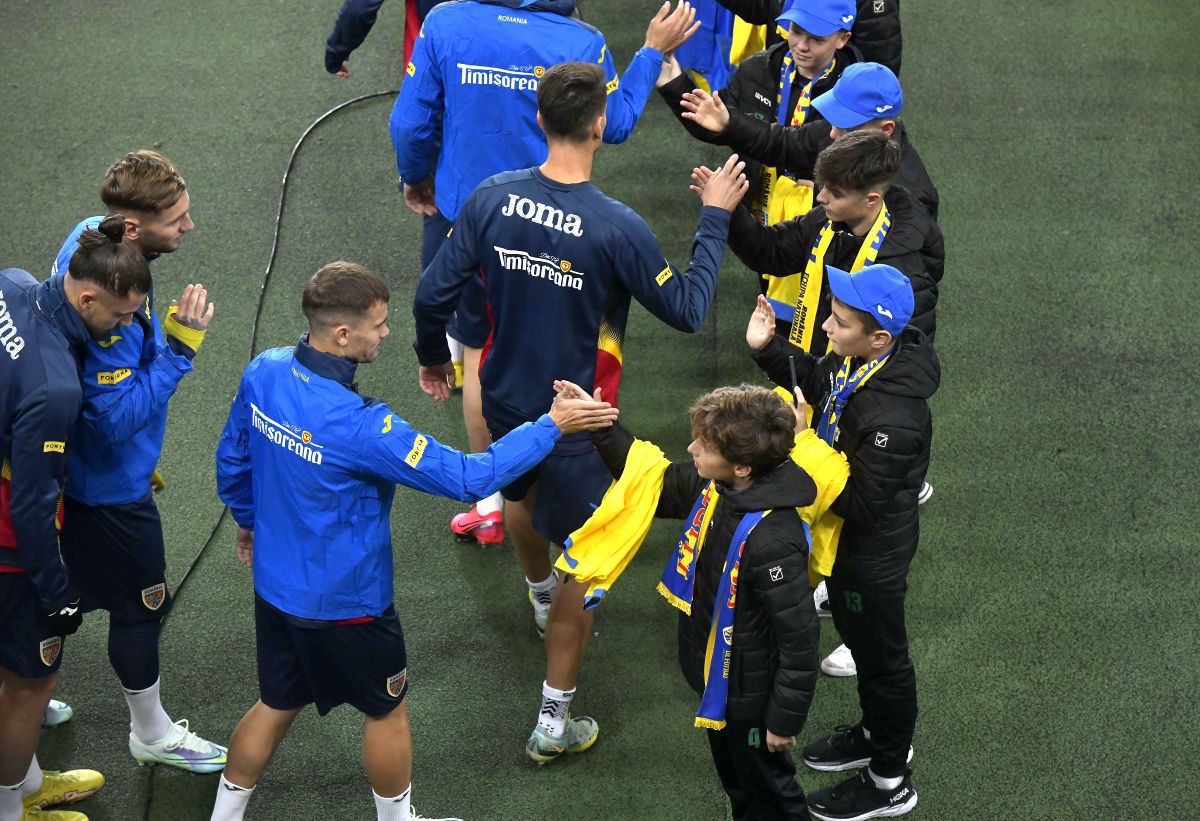 Prezență-surpriză la antrenamentul naționalei » „Tricolorii” s-au pregătit înainte de meciul Slovenia