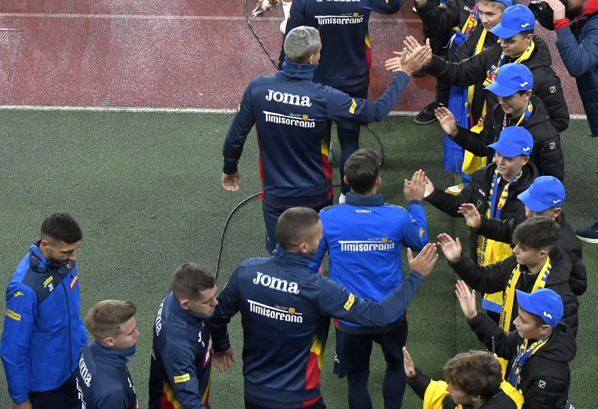 Prezență-surpriză la antrenamentul naționalei » „Tricolorii” s-au pregătit înainte de meciul Slovenia