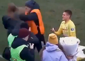 Moment nemaivăzut pe terenul de fotbal: un steward aproape că a distrus o cerere în căsătorie! A bruscat-o pe iubita unui fotbalist