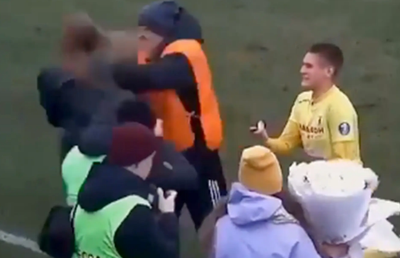 Moment nemaivăzut pe terenul de fotbal: un steward aproape că a distrus o cerere în căsătorie! A bruscat-o pe iubita unui fotbalist
