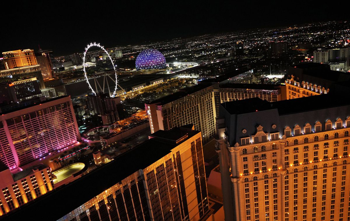 Ceremonie spectaculoasă înaintea primului Mare Premiu din Las Vegas după 40 de ani » Verstappen n-a fost impresionat: „Mă face să arăt ca un clovn”