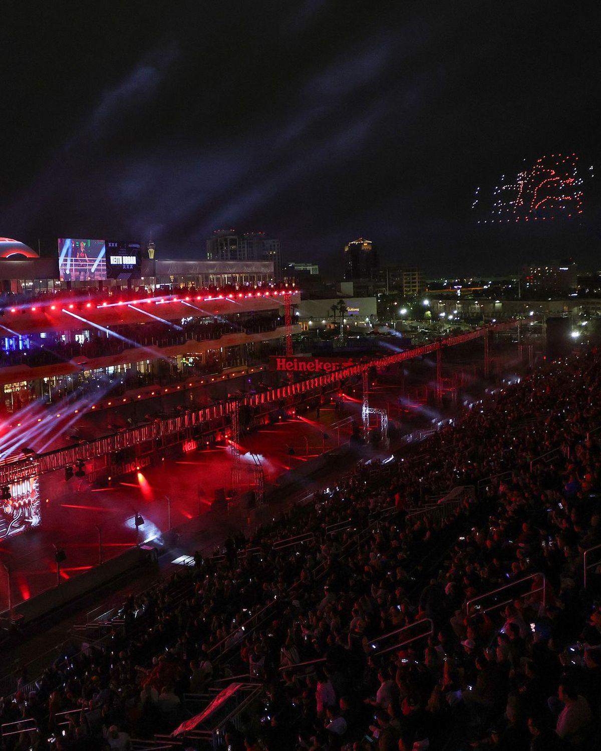 Ceremonie spectaculoasă înaintea primului Mare Premiu din Las Vegas după 40 de ani » Verstappen n-a fost impresionat: „Mă face să arăt ca un clovn”