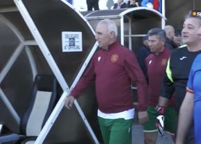 Cu ce se mai ocupă parlamentarii români: meci demonstrativ cu Stoicikov și Balakov » Marica a fost făcut „deputat” + explicațiile PNL-istului Robert Sighiartău