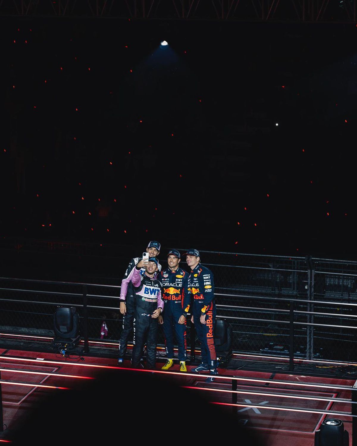 Ceremonie spectaculoasă înaintea primului Mare Premiu din Las Vegas după 40 de ani » Verstappen n-a fost impresionat: „Mă face să arăt ca un clovn”