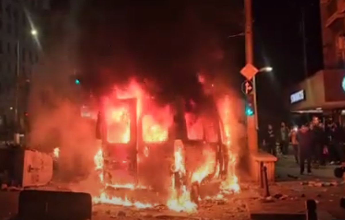 Haos la Sofia, în timpul meciului Bulgaria - Ungaria » Ultrașii din toată țara s-au unit: bătaie cu jandarmii, mașini incendiate și străzi pline de sânge