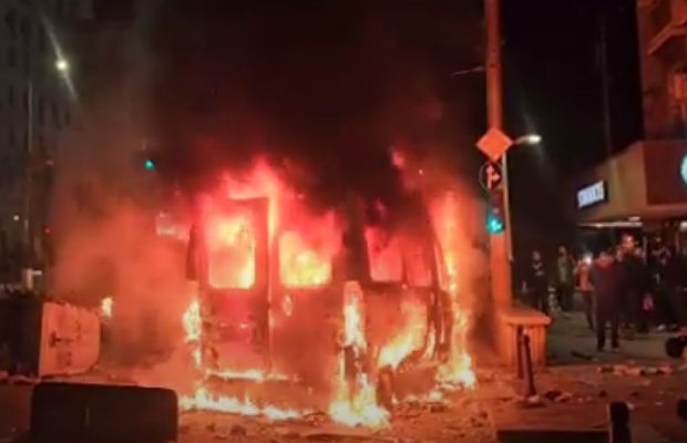 Haos la Sofia, în timpul meciului Bulgaria - Ungaria » Ultrașii din toată țara s-au unit: bătaie cu jandarmii, mașini incendiate și străzi pline de sânge