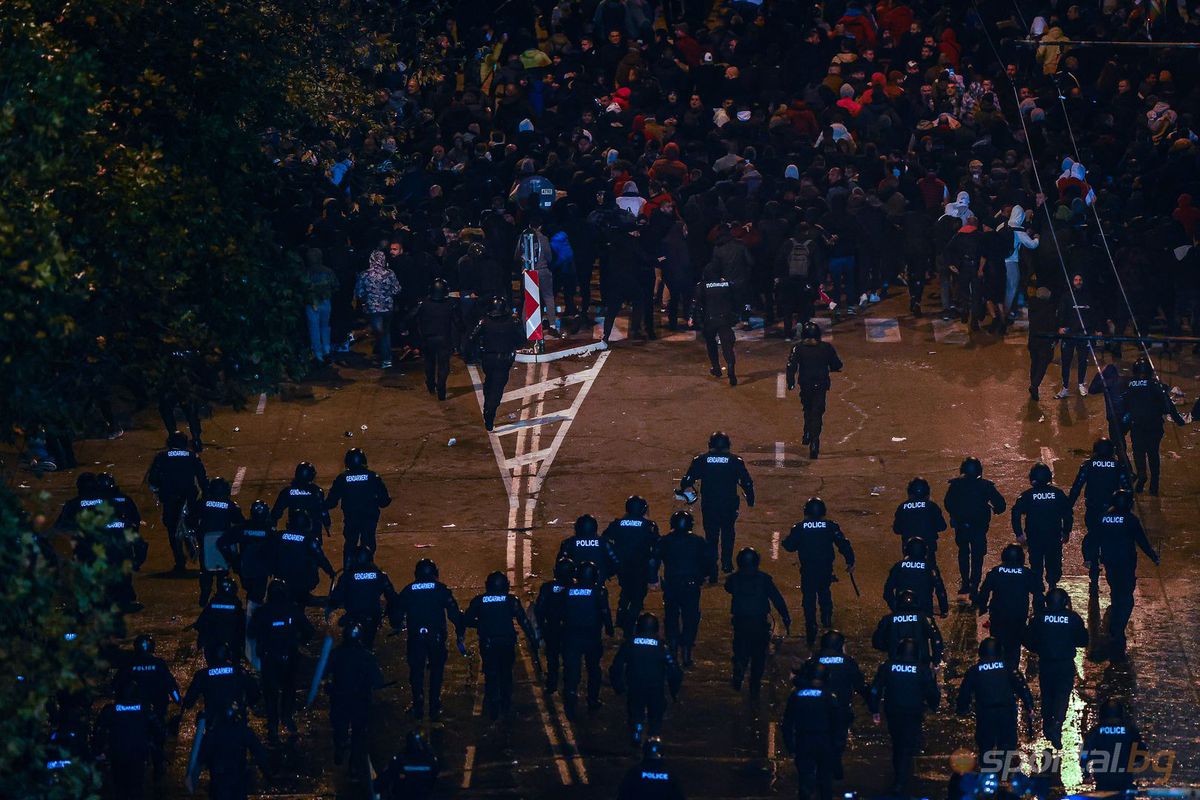 Haos la Sofia, în timpul meciului Bulgaria - Ungaria » Ultrașii din toată țara s-au unit: bătaie cu jandarmii, mașini incendiate și străzi pline de sânge