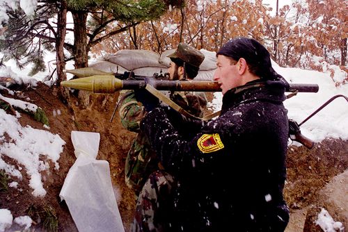 Imagine din februarie 2001, cu soldați kosovari în desele conflicte cu sârbii FOTO: Getty Images