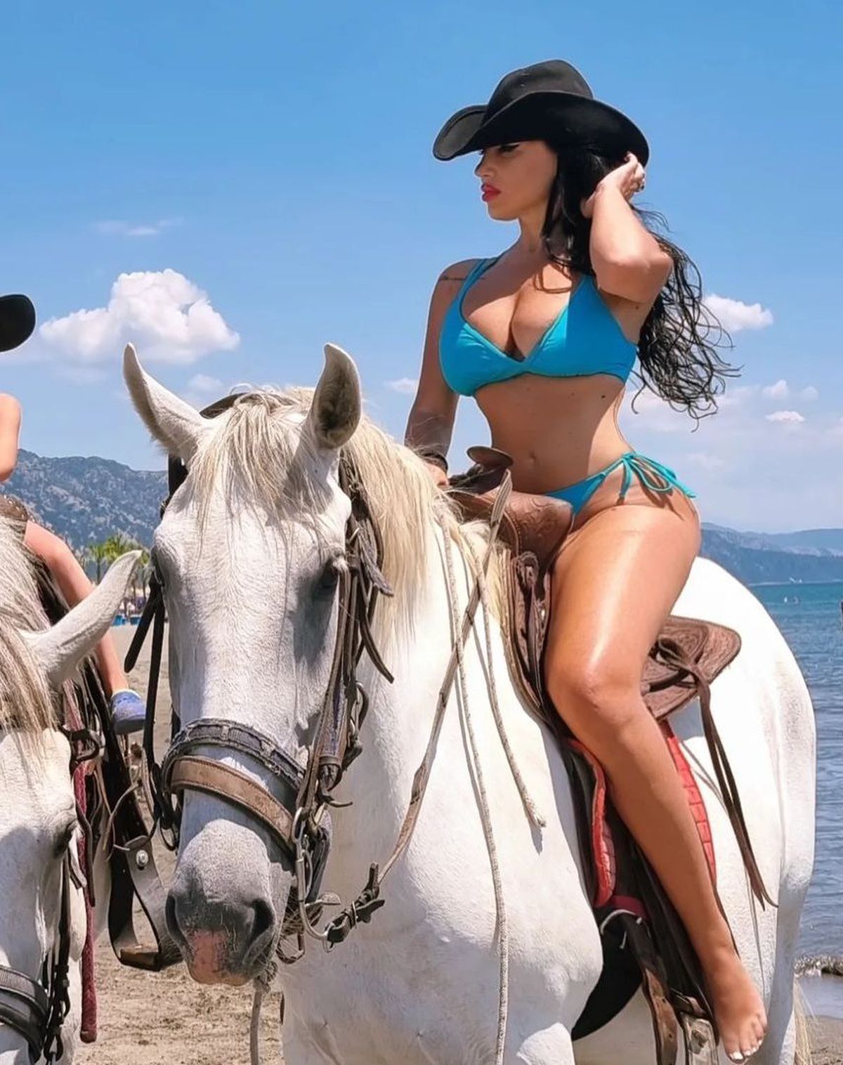 Sexy jurnalista din Kosovo, reacție virală după scandalul de la meciul cu România: „Epilogul va fi acesta” + Românii au comentat imediat: „Sunteți găini, nu vulturi”