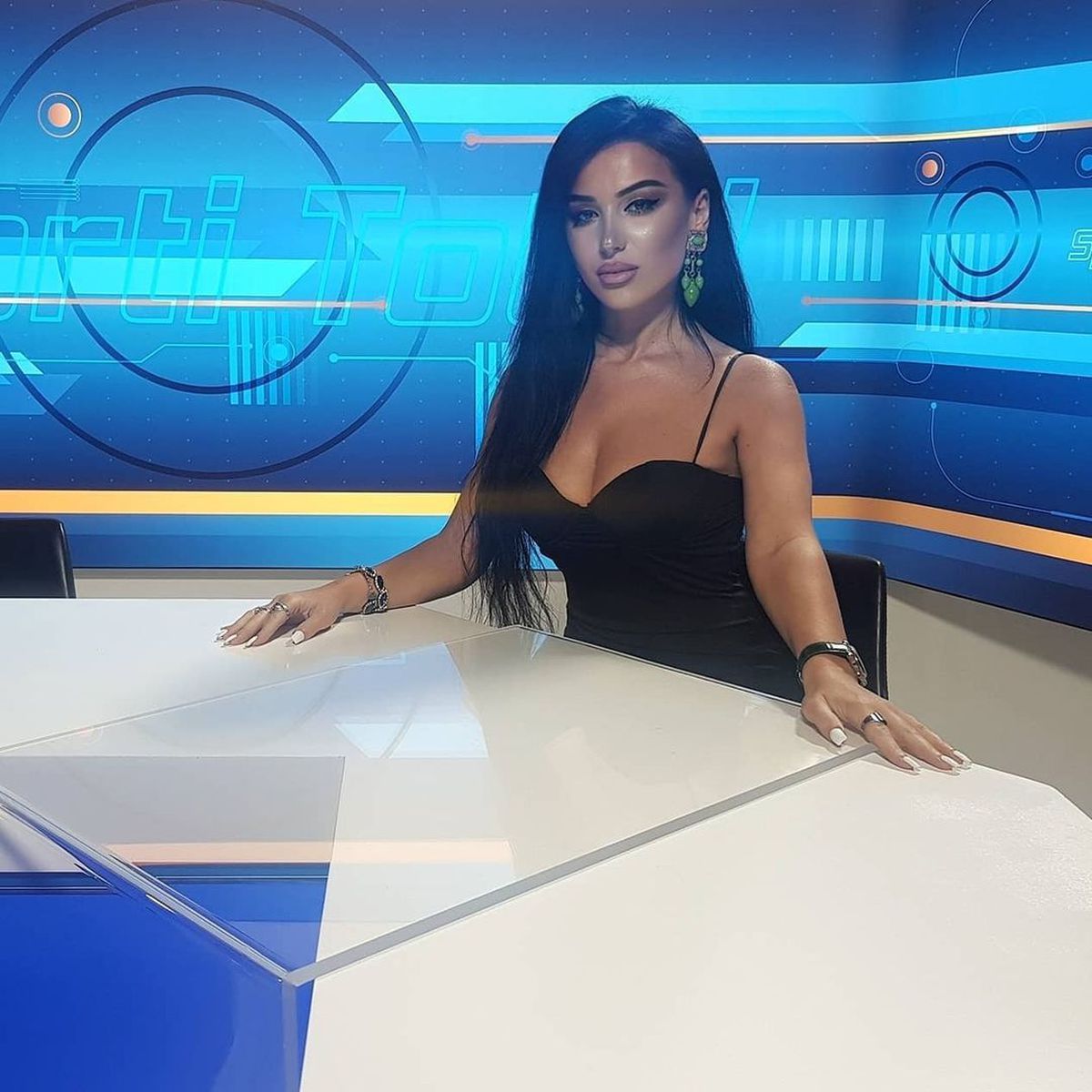 Sexy jurnalista kosovară a izbucnit și a revenit cu noi detalii din scandal: „Ce să facem, știți cine e al treilea om de la UEFA?”