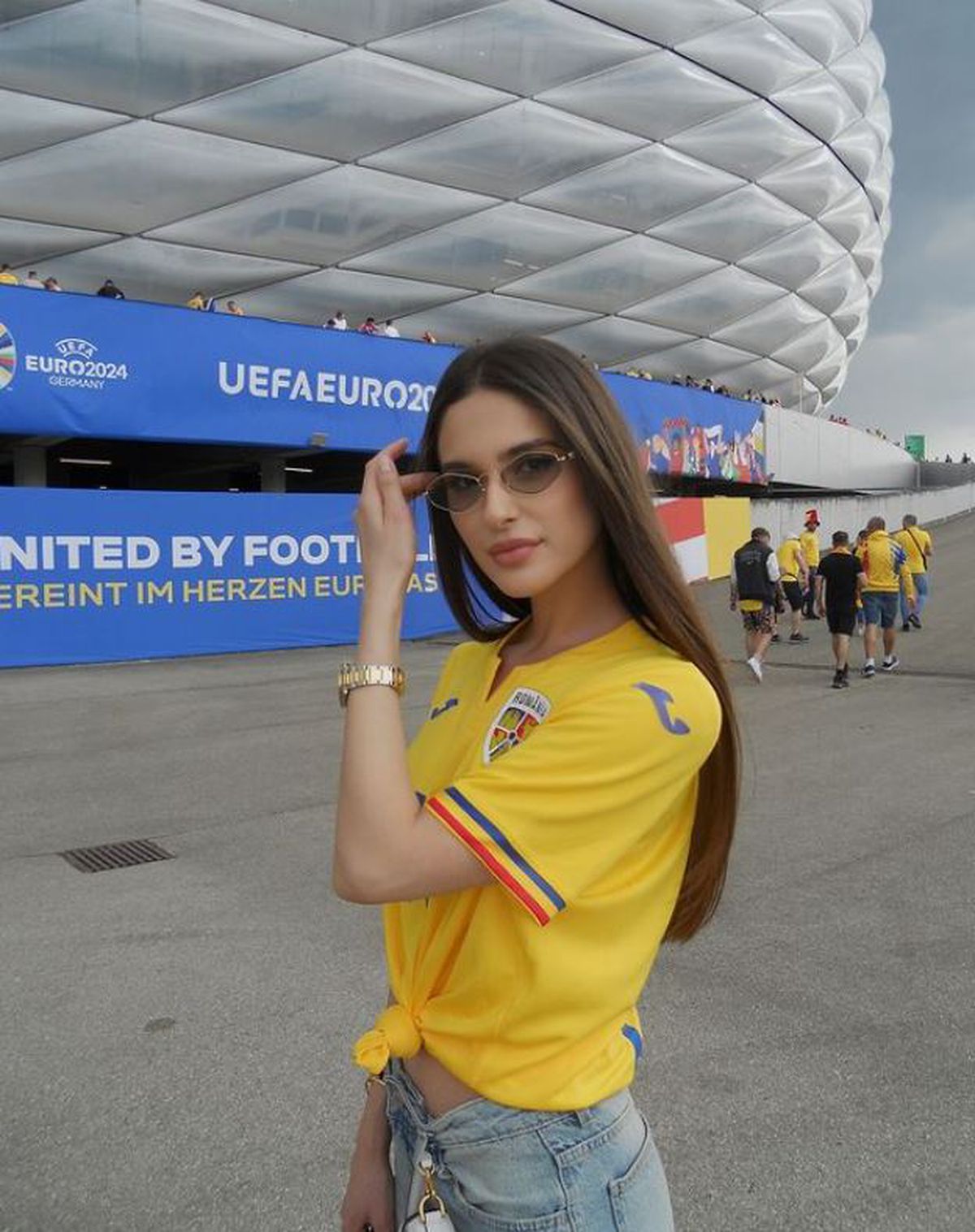 Imaginile cu Elena, soția lui Ianis Hagi, la meciul România – Ucraina » A stat în tribune alături de Maria, fiica lui Gică Popescu