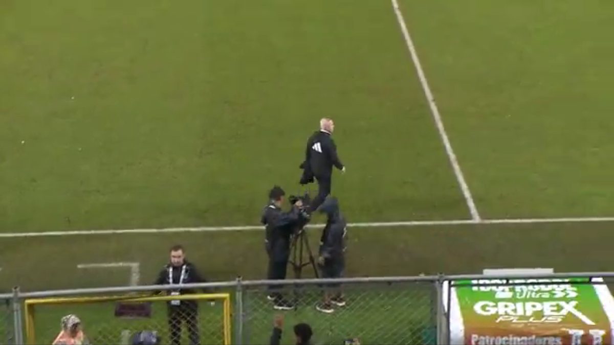 IMAGINE HORROR! » Selecționerul a fost umplut de sânge pe gazon, după ce a fost lovit în cap după meci