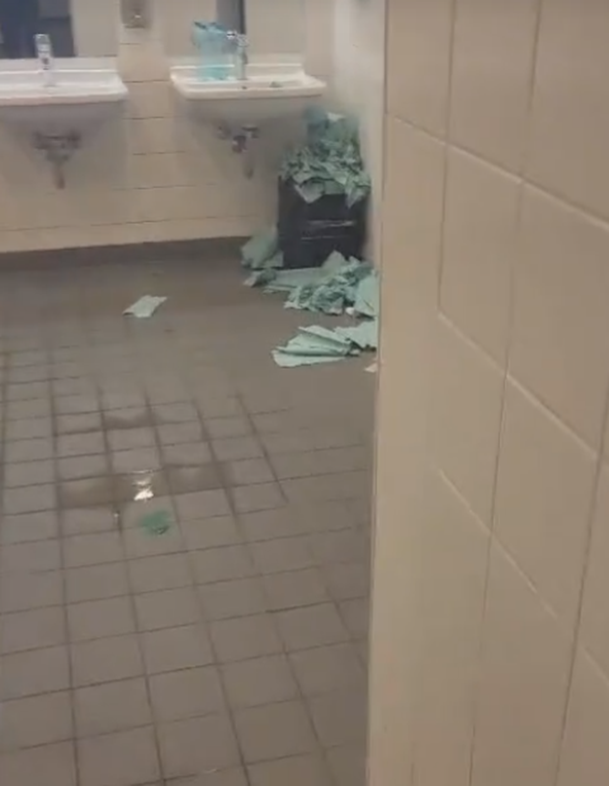 Vestiarul de pe Arena Națională vs. Vestiarul de la Priștina