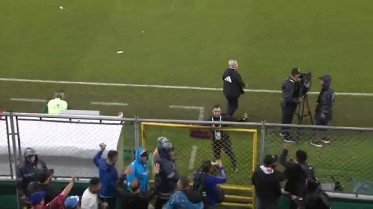 IMAGINE HORROR! » Selecționerul a fost umplut de sânge pe gazon, după ce a fost lovit în cap după meci