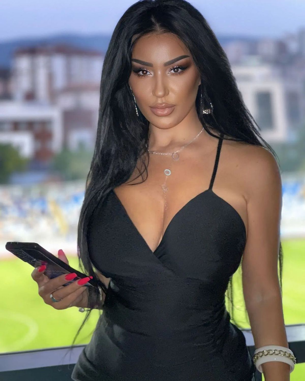 Sexy jurnalista din Kosovo, reacție virală după scandalul de la meciul cu România: „Epilogul va fi acesta” + Românii au comentat imediat: „Sunteți găini, nu vulturi”