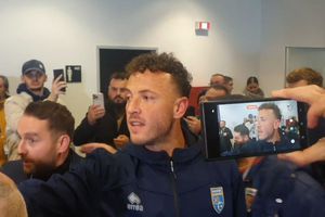 Scene REVOLTĂTOARE! Haosul a continuat și la conferință » Kosovarii au sărit la bătaie, cu Mircea Lucescu la 3 metri distanță: „Să vă fie rușine!”