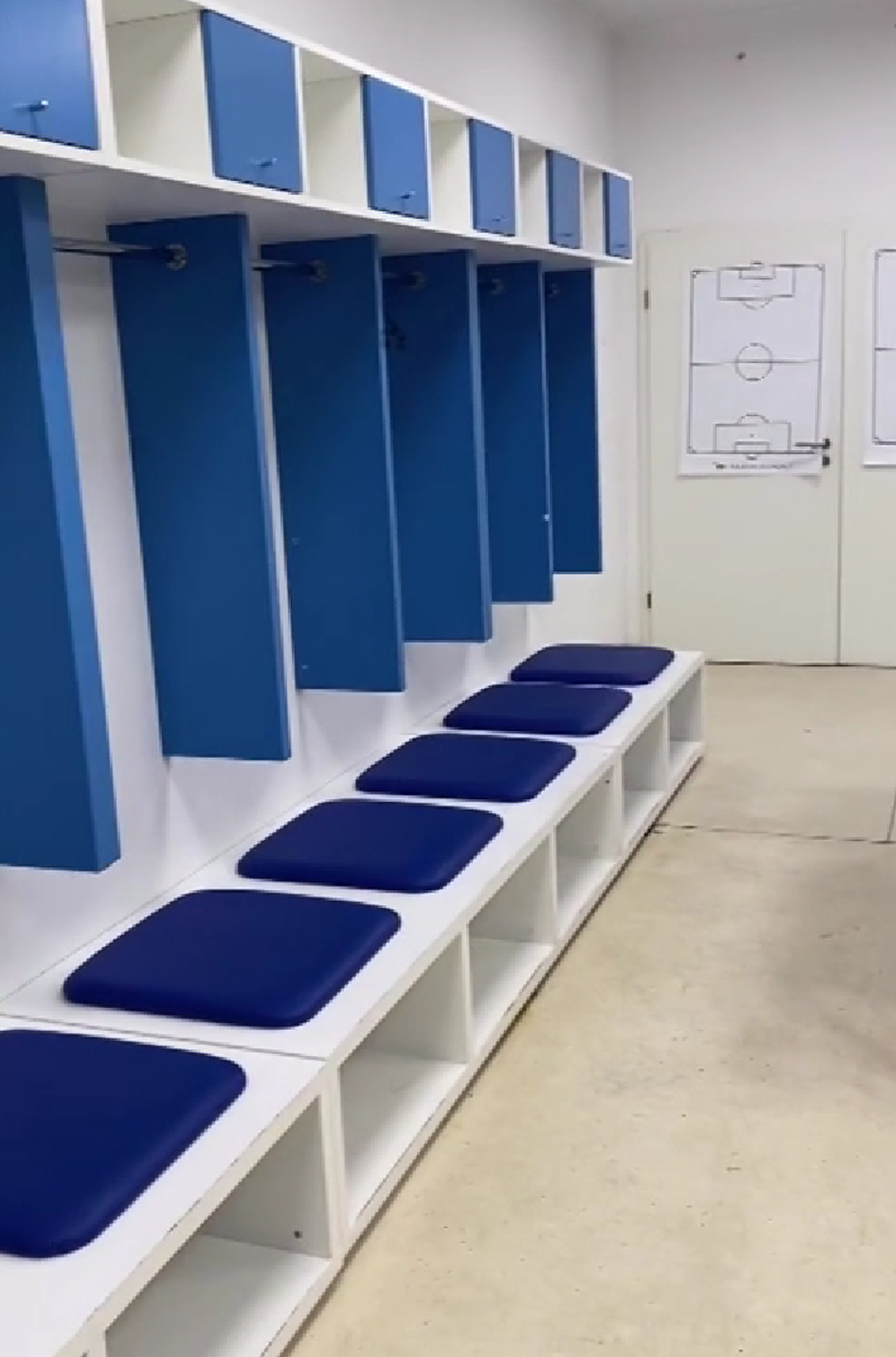 Vestiarul de pe Arena Națională vs. Vestiarul de la Priștina