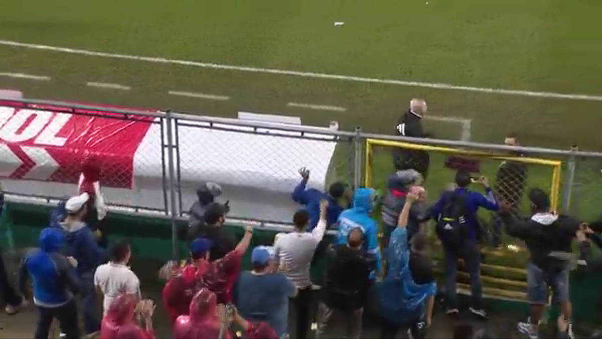 IMAGINE HORROR! » Selecționerul a fost umplut de sânge pe gazon, după ce a fost lovit în cap după meci