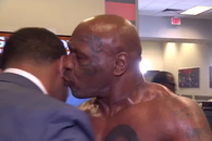 Șorțul lui Mike Tyson a lăsat mască audiența: era decupat la spate