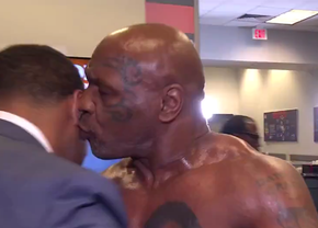Șorțul lui Mike Tyson a lăsat mască audiența: era decupat la spate