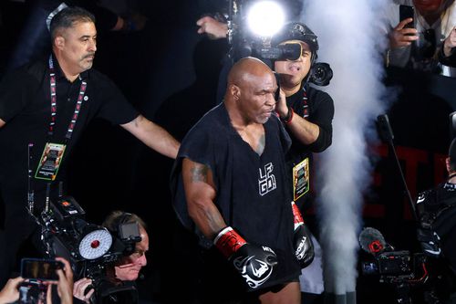 Mike Tyson, la intrarea în ring/Foto: Imago Images