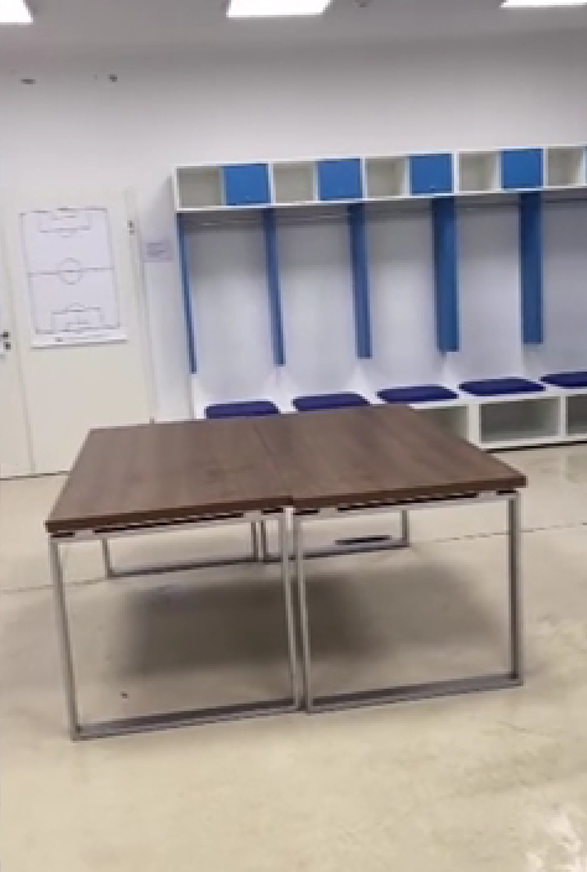 Vestiarul de pe Arena Națională vs. Vestiarul de la Priștina