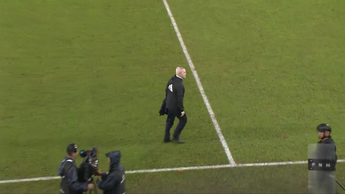 IMAGINE HORROR! » Selecționerul a fost umplut de sânge pe gazon, după ce a fost lovit în cap după meci