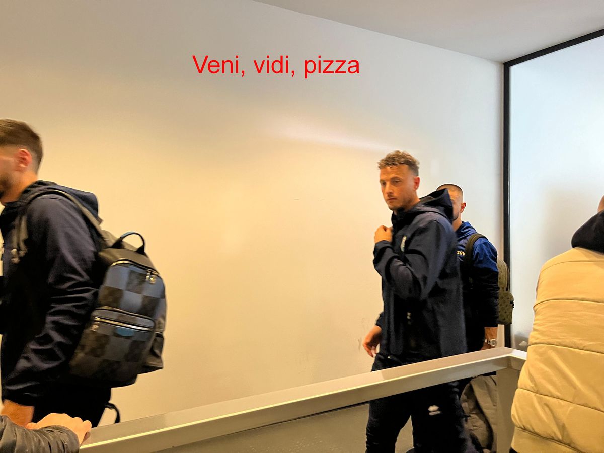 Cele mai tari glume, după ce România - Kosovo a fost abandonat » Ianis Hagi și Denis Alibec au devenit „eroi”