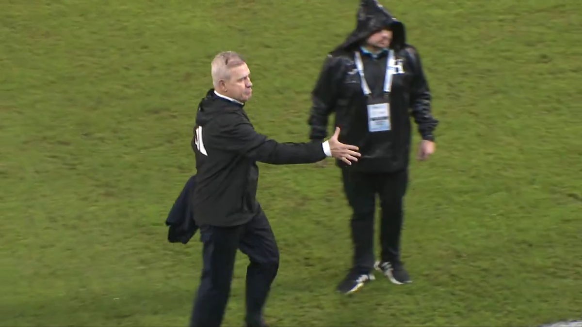 IMAGINE HORROR! » Selecționerul a fost umplut de sânge pe gazon, după ce a fost lovit în cap după meci