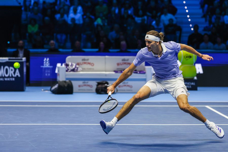 Alexander Zverev în acțiune la Torino FOTO Imago Images Jannik Sinner și Alexander Zverev pornesc drept favoriți pentru calificarea în ultimul act la ATP Finals