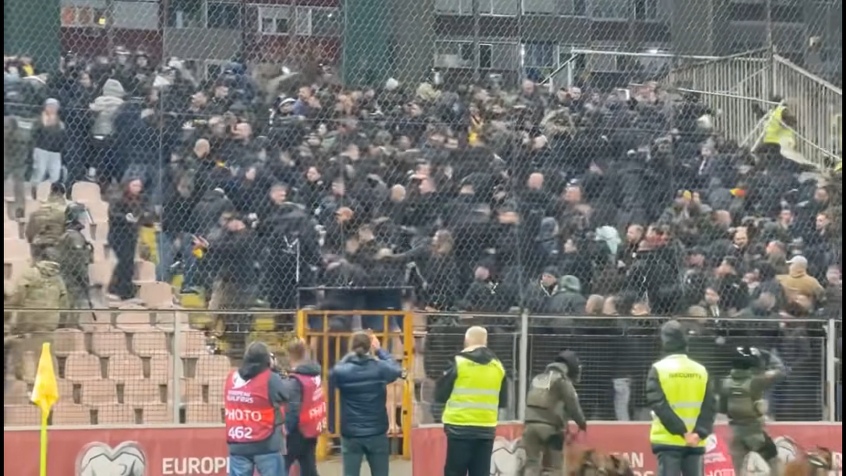 Imagini dure! Fanii români au fost bătuți de Armată în Bosnia » Motivul care a generat haosul în peluză