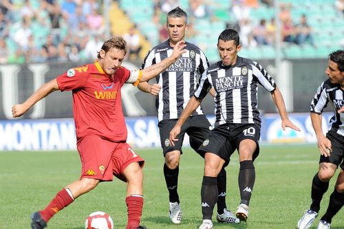 Paul Codrea (aici în duel cu legendarul Francesco Totti) are peste 200 de meciuri în primele două ligi din Italia