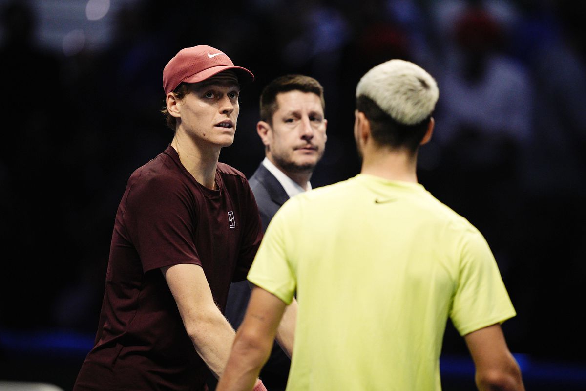 De ce finala dintre Carlos Alcaraz și Jannik Sinner a fost întreruptă timp de 12 minute » Dialogul purtat la mijlocul terenului