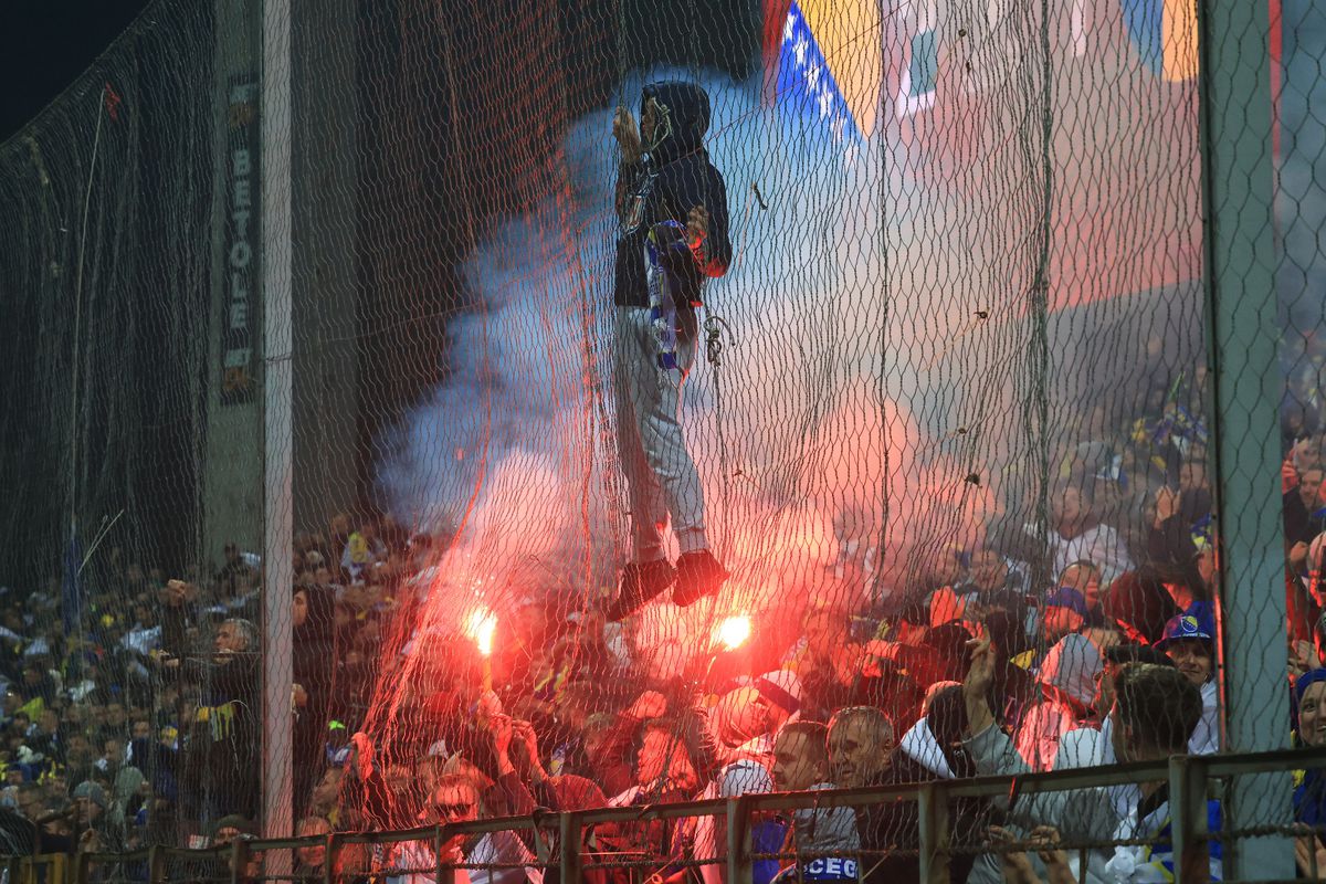 Imagini revoltătoare afișate de bosniaci la meciul cu România