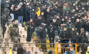 Imagini dure! Fanii români au fost bătuți de Armată în Bosnia » Motivul care a generat haosul în peluză