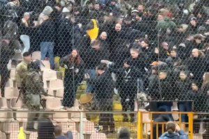 Imagini dure! Fanii români au fost bătuți de Armată în Bosnia » Motivul care a generat haosul în peluză