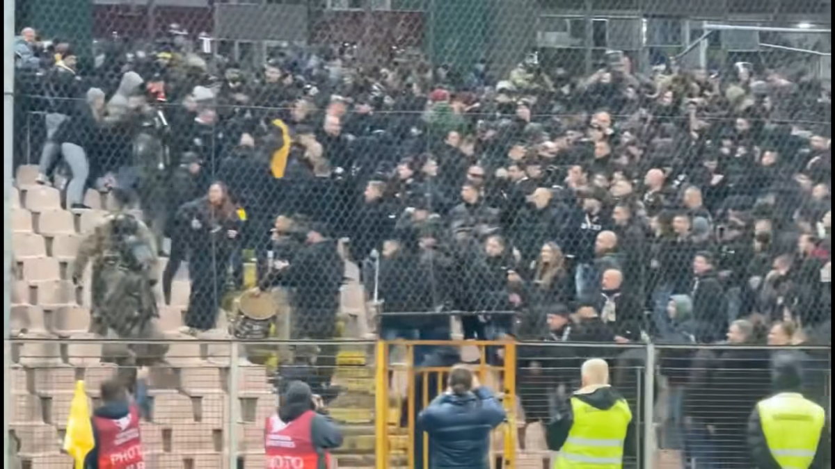 Imagini dure! Fanii români au fost bătuți de Armată în Bosnia » Motivul care a generat haosul în peluză