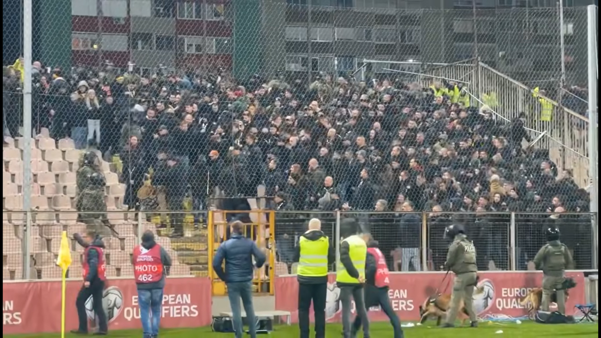 Imagini dure! Fanii români au fost bătuți de Armată în Bosnia » Motivul care a generat haosul în peluză