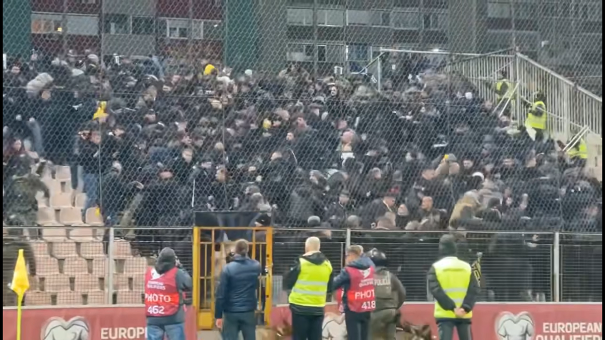 Imagini dure! Fanii români au fost bătuți de Armată în Bosnia » Motivul care a generat haosul în peluză