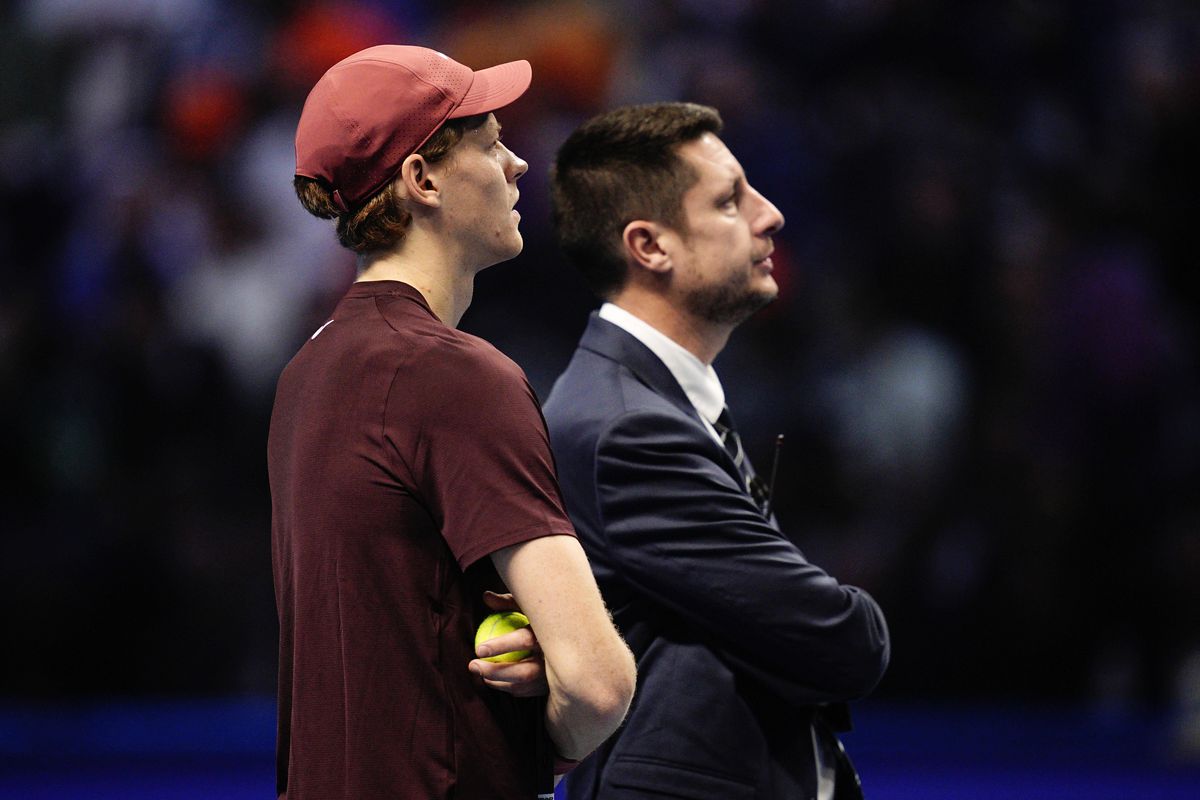 De ce finala dintre Carlos Alcaraz și Jannik Sinner a fost întreruptă timp de 12 minute » Dialogul purtat la mijlocul terenului