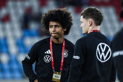 Karim Adeyemi, suspendat pentru meciul din preliminarii cu Luxemburg, discută cu Florian Wirtz / Foto: Imago