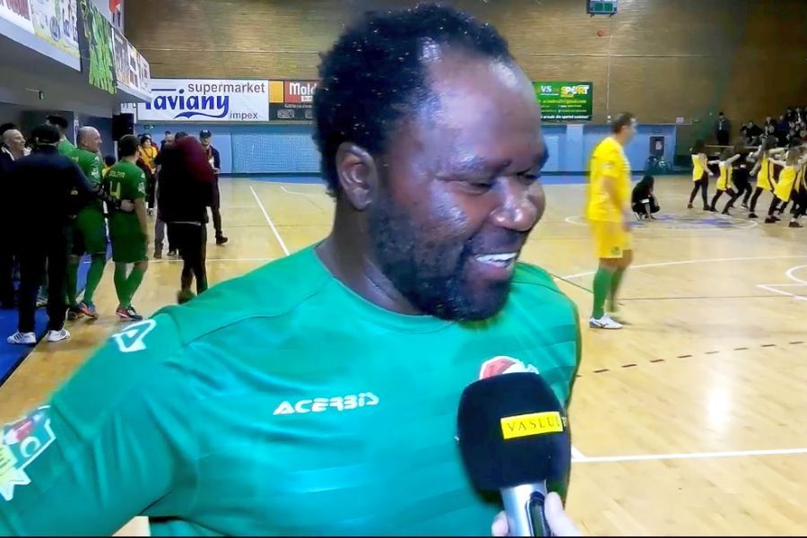 VIDEO Cum arată la 37 de ani Mike Temwanjera, jucătorul despre care Porumboiu spunea că „e la a treia dantură”