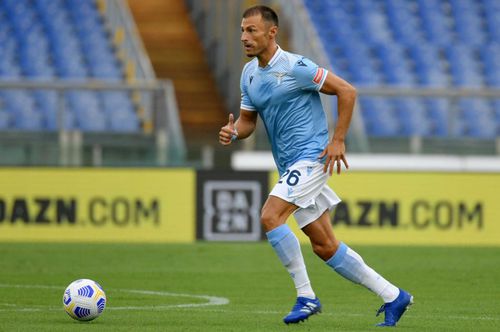 Continuă pasa proastă a lui Ștefan Radu (34 de ani). După ce a gafat decisiv cu Verona (1-2), la golul doi al oaspeților, fundașul lui Lazio nu a terminat luni meciul jucat la Benevento (1-1).
