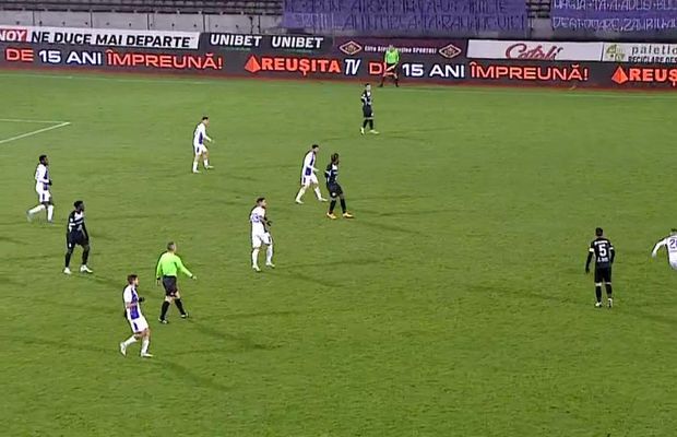 Scene uluitoare în Liga 1 » Arbitrul n-a mai rezistat și a mers să-l atenționeze pe unul dintre jucători: „Se aude tot!”